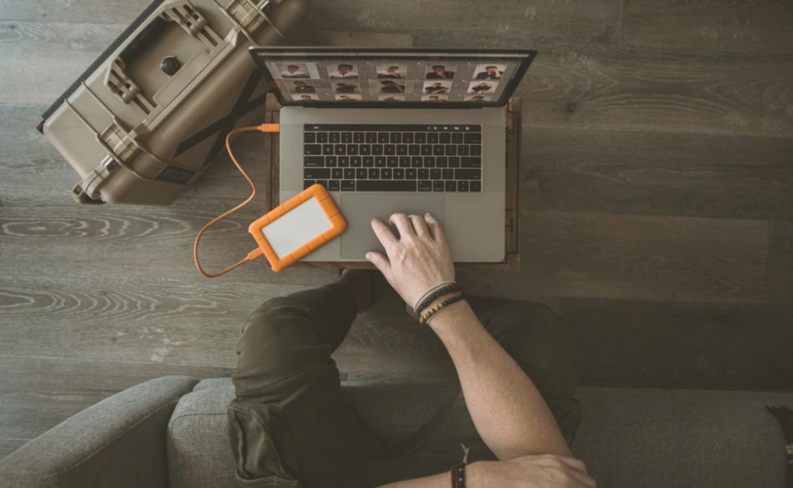 Teilnehmer analysieren Finanzberichte während einer praktischen Übungseinheit