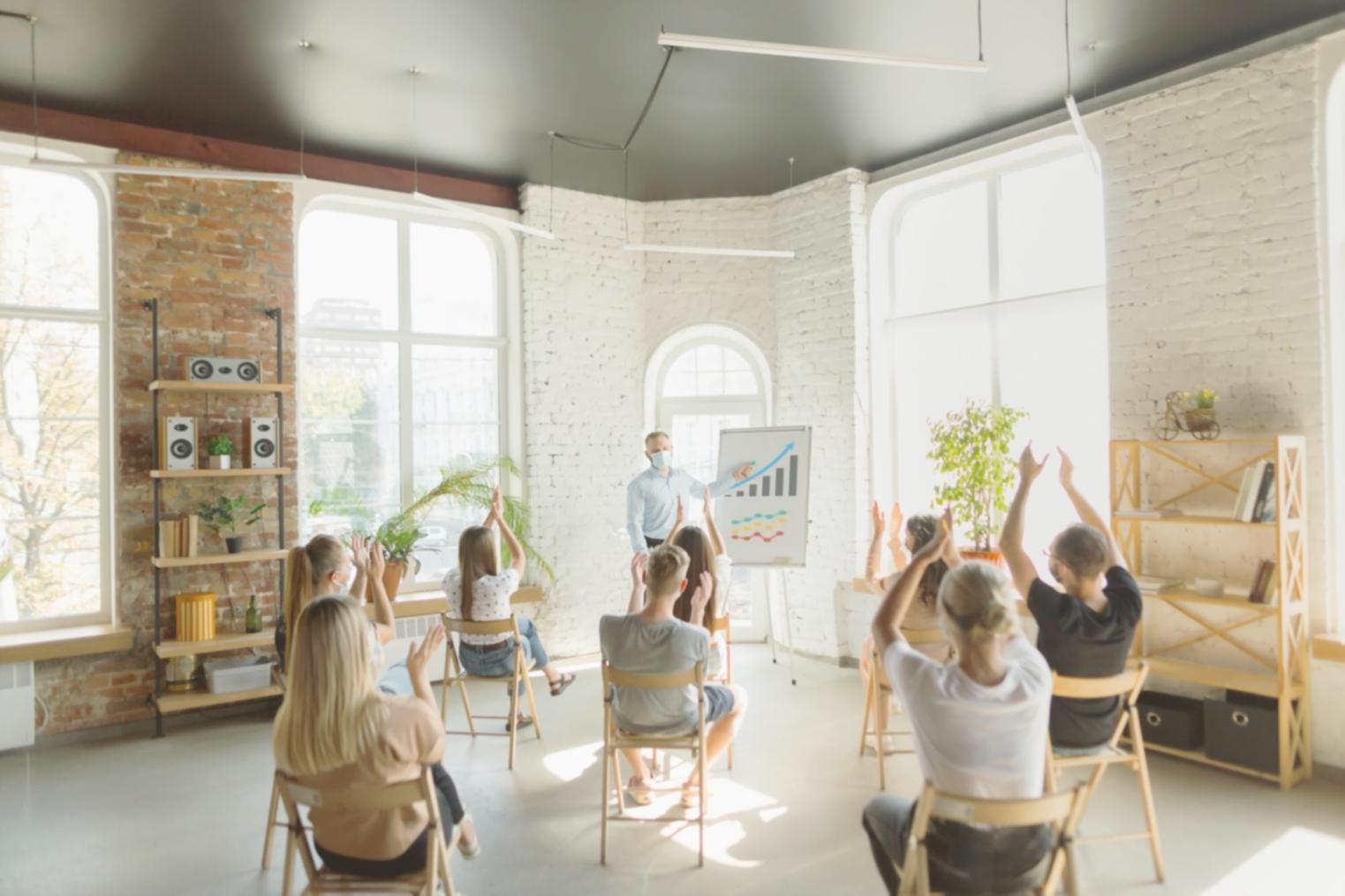Arbeitsplatz mit Finanzberichten und Analysewerkzeugen während einer Kurseinheit